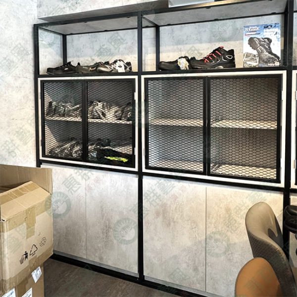 ws工業風黑框壁邊菱格網門片陳列櫃架-04