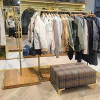 WS造型金色圓管直.橫掛木底台吊衣桿-02